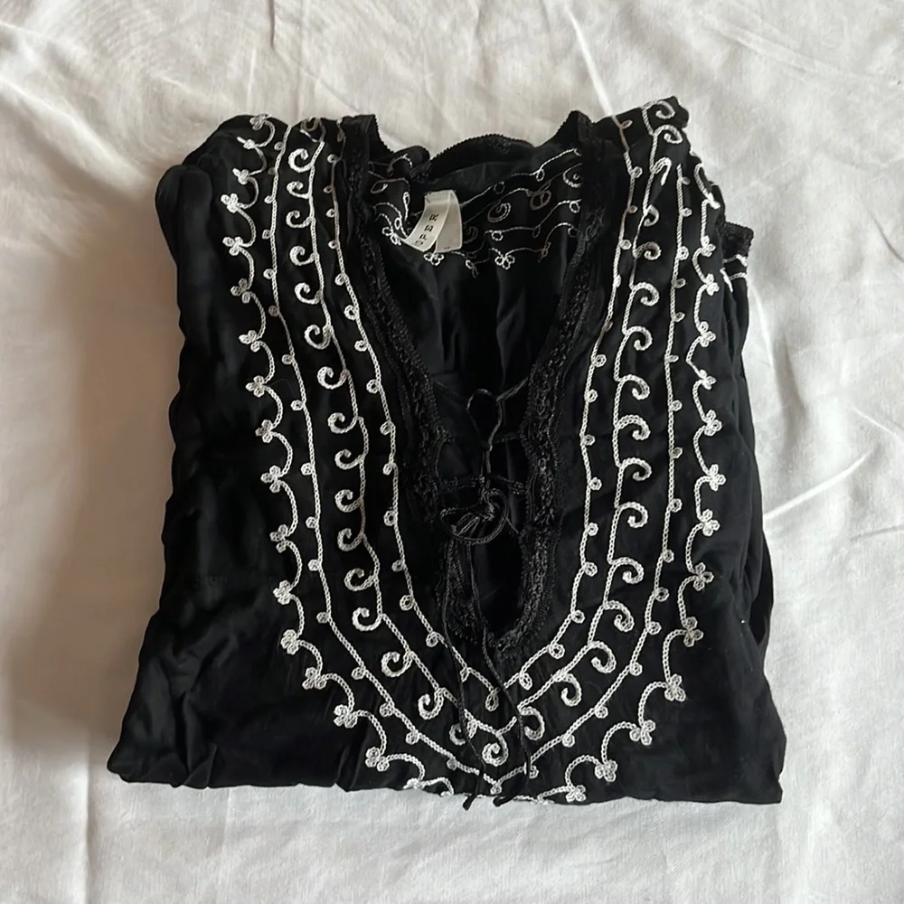 Roper Size M Blouse With White Stitching Pattern - Picture 6 of 6